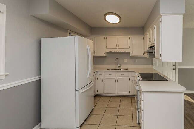 Foto del edificio - 5691 Briarwood Dr