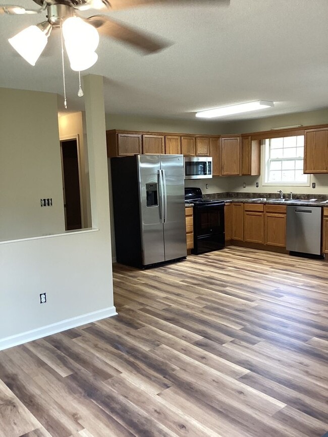 Building Photo - 3 Bedroom / 2 Bath Split-Foyer Home  Kings...