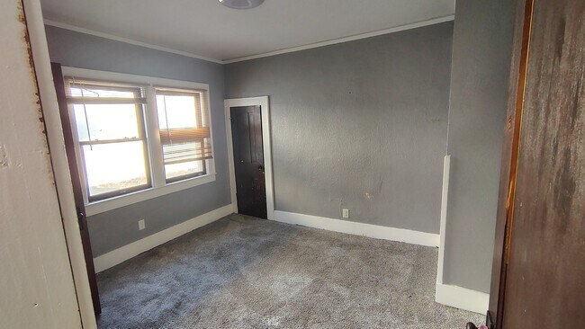 Building Photo - 320 W Elm St