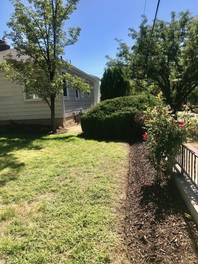 Building Photo - Remodeled 4 bed/3bath Bungalow in Sugar House