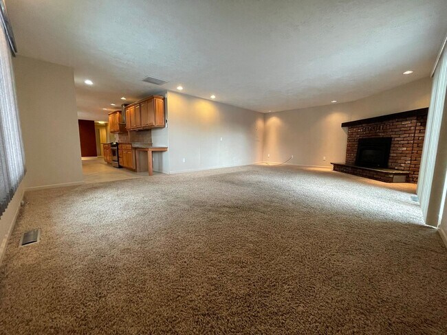 Building Photo - 3 Bedroom Home in White Salmon For Rent