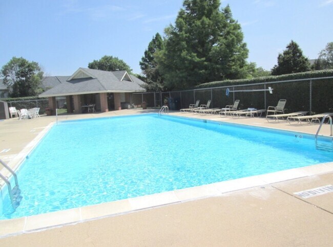 Building Photo - 1436 Fairway Dr