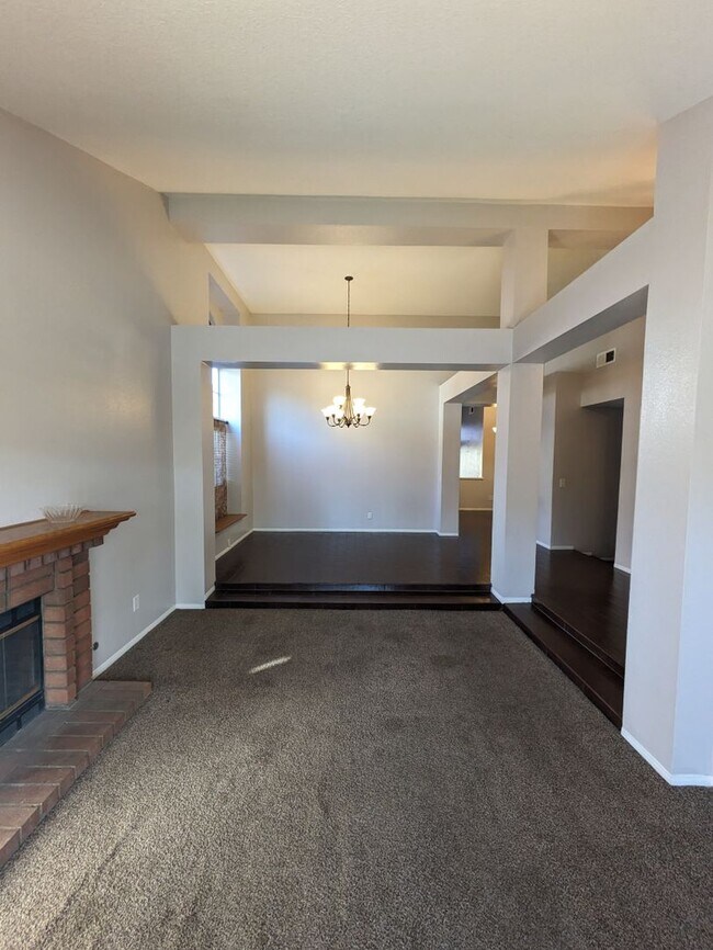 Building Photo - 3 Bedroom 2 bath home Minutes away from Ra...