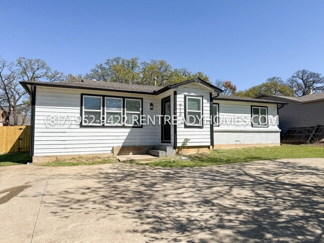 Building Photo - 913 Harrison Dr