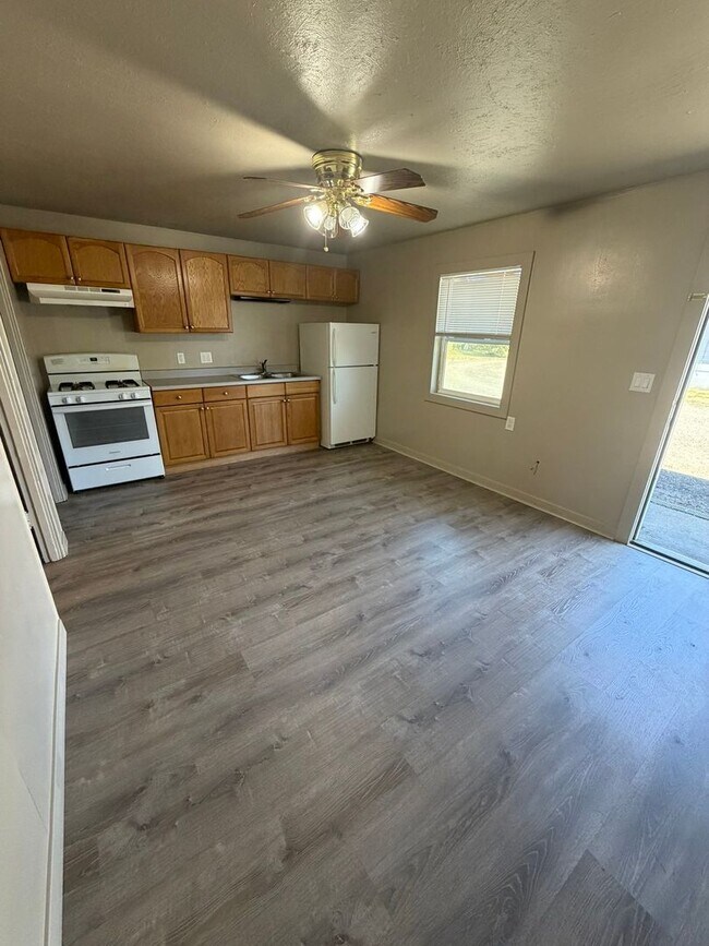 Foto del edificio - Freshly Updated Single Level One Bedroom Apartment With All Utilities Included!