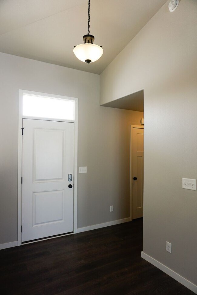 Building Photo - 6695 Smylie Ln S