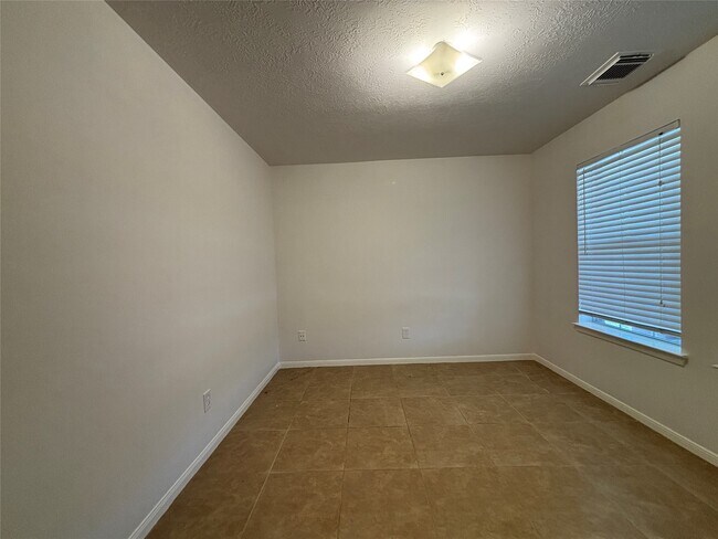 Building Photo - 6511 Dogwood Park Ln