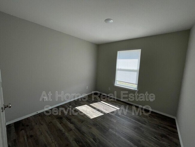 Building Photo - 516 S Evergreen Ave