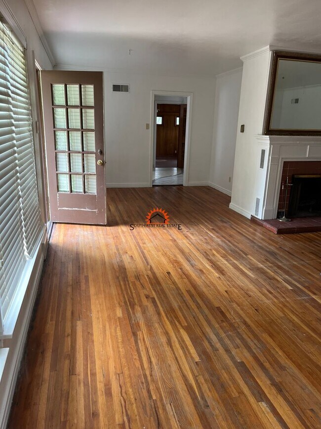 Building Photo - Charming 3 Bed 2 bath