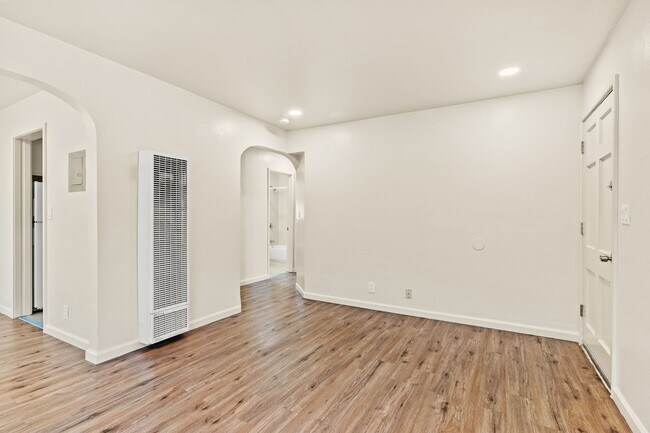 Foto del edificio - Recently Remodeled 1 Bedroom Duplex Unit Looking for a new tenant!