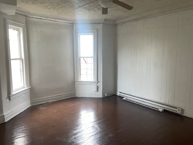 Building Photo - Two Bedroom Apartment Close to Downtown Ly...
