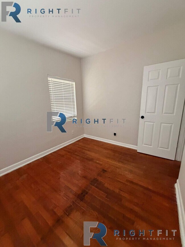 Building Photo - 2365 Lantana Ave