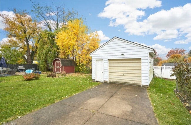 Building Photo - 896 Dan St