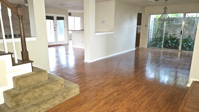 Foto del edificio - 2910 Skypark Dr