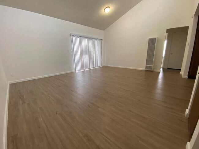Foto del edificio - 946 West 220th Street, Unit 214