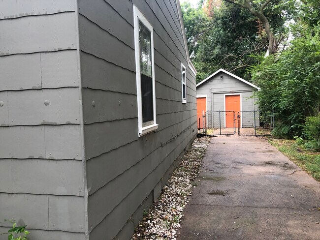 side of house - 1108 S Walnut St