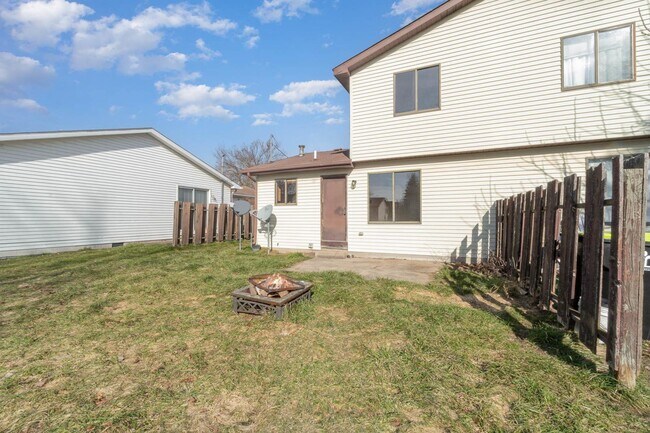 Foto del edificio - 2 Bedroom Rental Duplex with Attached Garage $1300/month