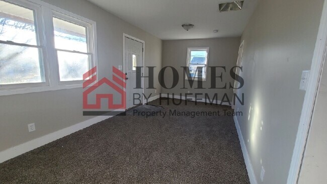 Building Photo - 3 Bedroom House | Two Baths | Westside