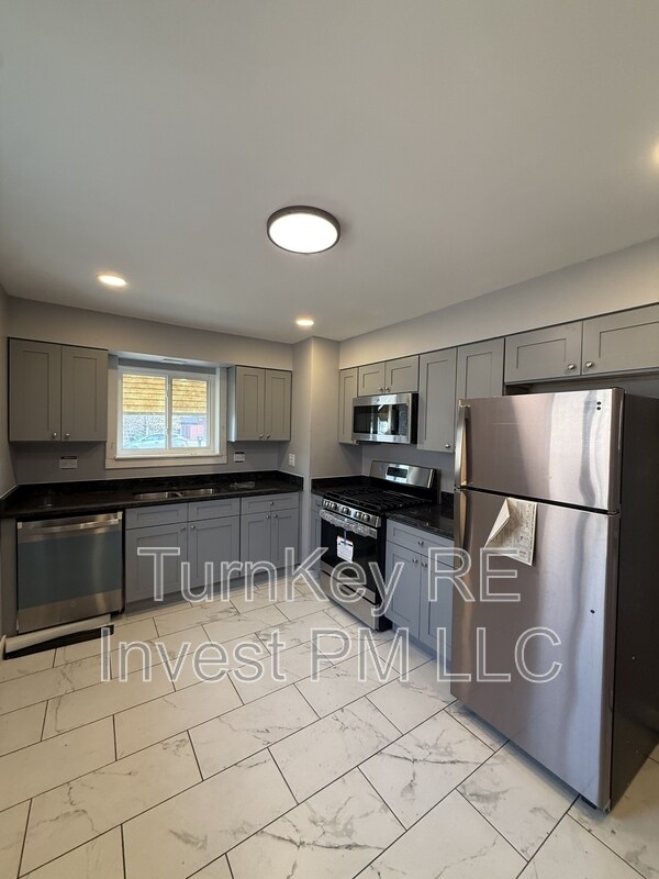 Building Photo - 7732 S Lotus Ave