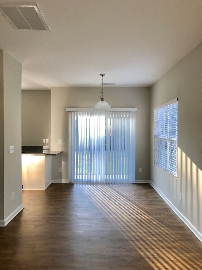 Foto del edificio - Come view these Luxurious 4 bedroom 2.5 bath w/2 Car Garage 2 Story homes. Located in Salisbury