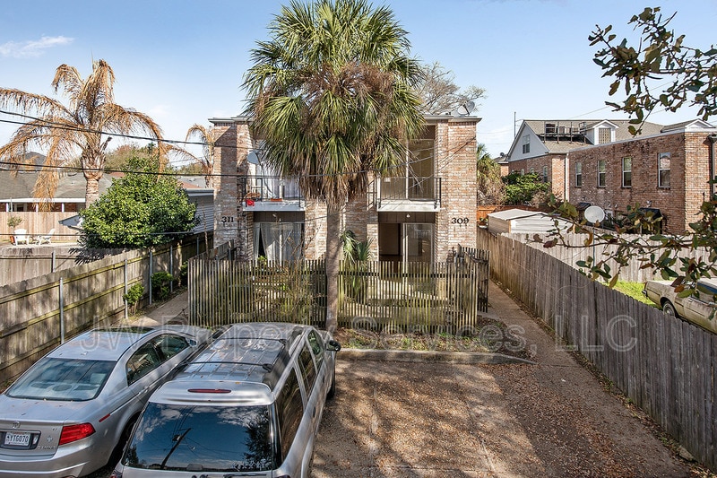 Primary Photo - 309 Lilac St