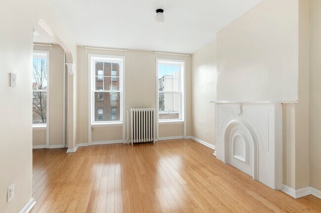 Building Photo - Sunny 3 Bedroom Duplex