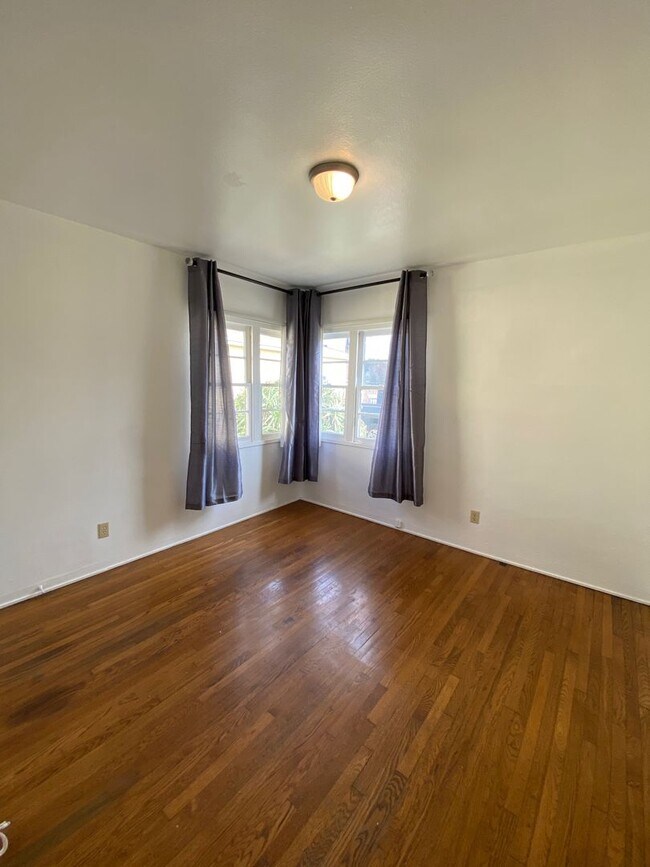 Building Photo - Midtown Ventura - Cottage one bedroom, one...