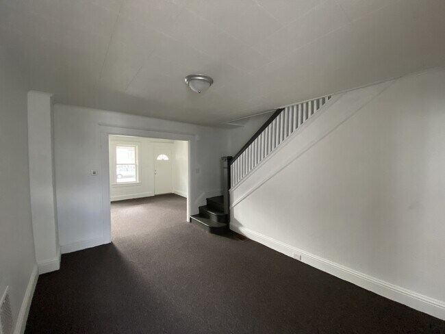 Building Photo - 1035 E Philadelphia St
