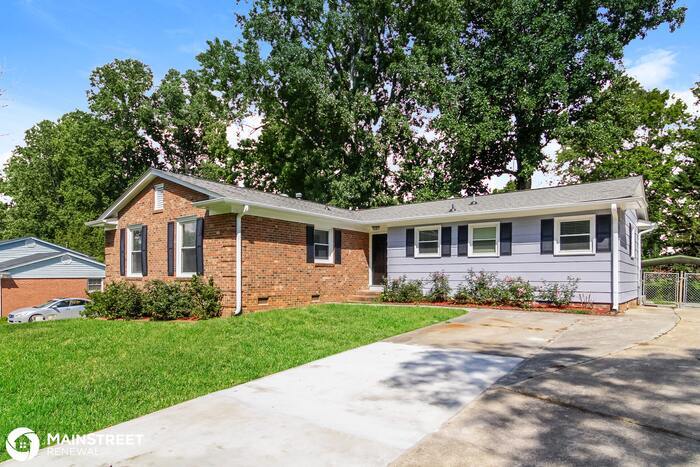 Primary Photo - 3313 WOODLEA DR, GREENSBORO, NC 27406