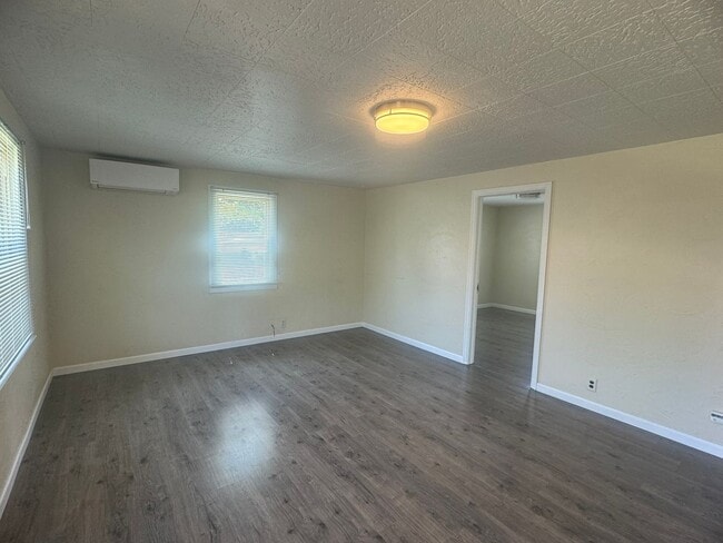 Building Photo - 3-Bedroom, 1-Bath Home In The Cal Young Ar...