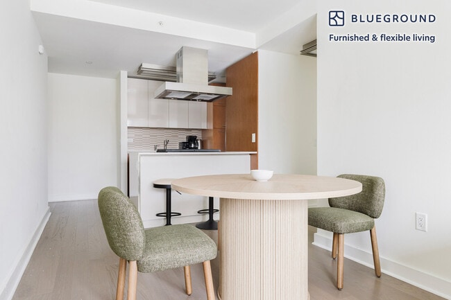 Building Photo - 450 W 42nd St