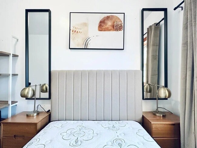 Foto del edificio - Furnished room/NOT APARTMENT