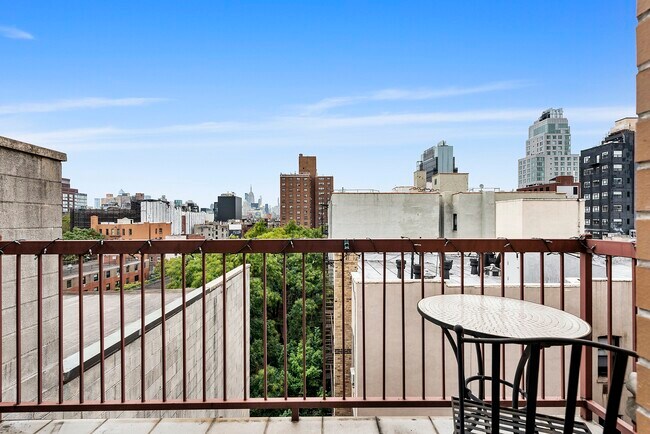 Foto del edificio - 2 Balconies and ESB Views!