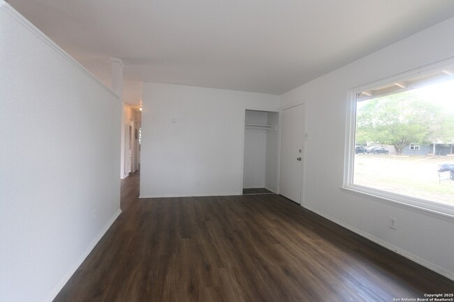 Building Photo - 127 Fair Valley St