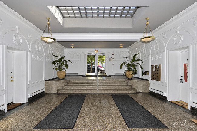 Building Photo - 4240 N Clarendon Ave