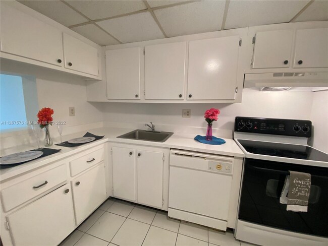 Foto del edificio - 8000 Fairview Dr