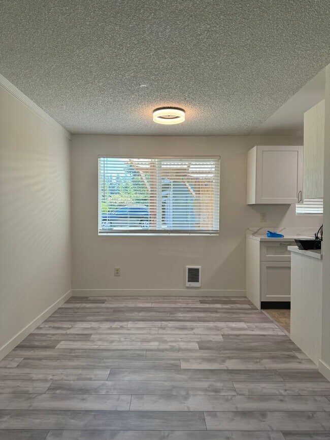Building Photo - Charming 3BD/1.5BTH Home for Lease in Edmo...
