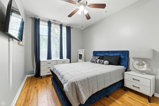 Foto del edificio - 307 E 25th St