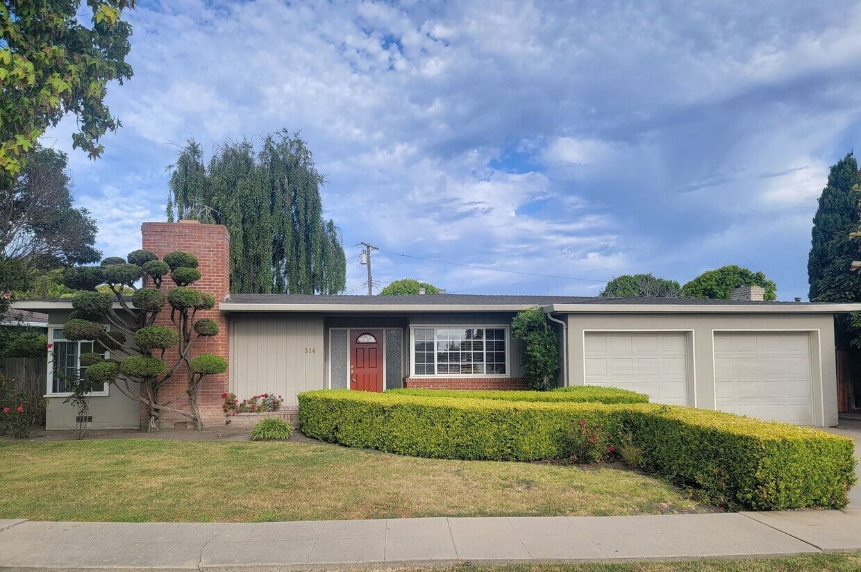 Foto principal - Beautiful Home in South Salinas!