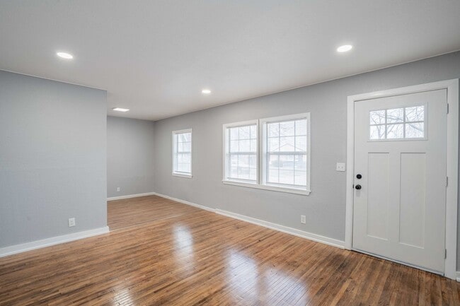 Building Photo - Beautifully Redone 3 Bedroom House! Available for Immediate Move in!