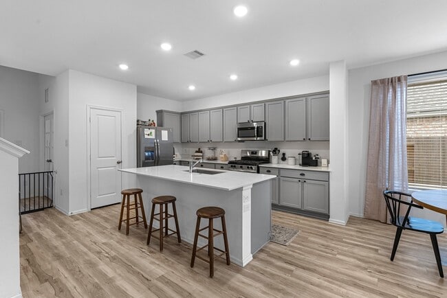 Foto del edificio - 4242 Sterling Vw Blvd