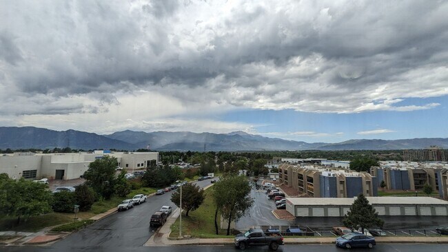 Foto del edificio - NEWER END UNIT TWO STORY TOWNHOME WITH A/C...