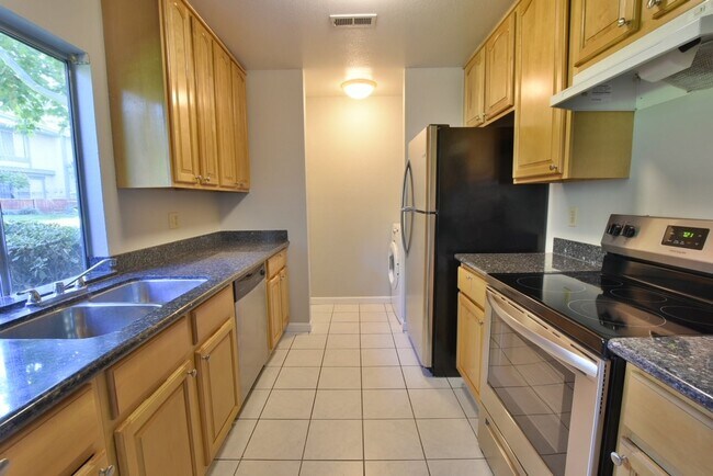 Foto del edificio - Remodeled and Clean 3 Bedroom 1.5 Bath Townhouse in South San Jose