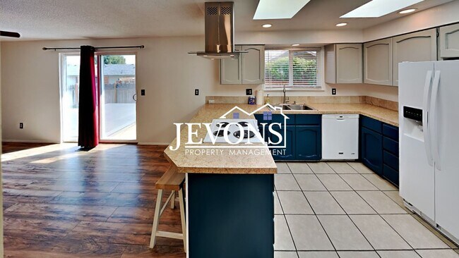 Foto del edificio - $900 Rent Credit | 3-bedroom single-family home near Randall Park with access to schools, shoppin...
