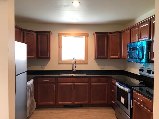 Encimera de granito y gabinetes Kraft Maid hechos a medida - 1016 Vine St