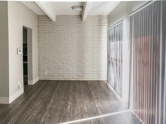 Building Photo - Raven