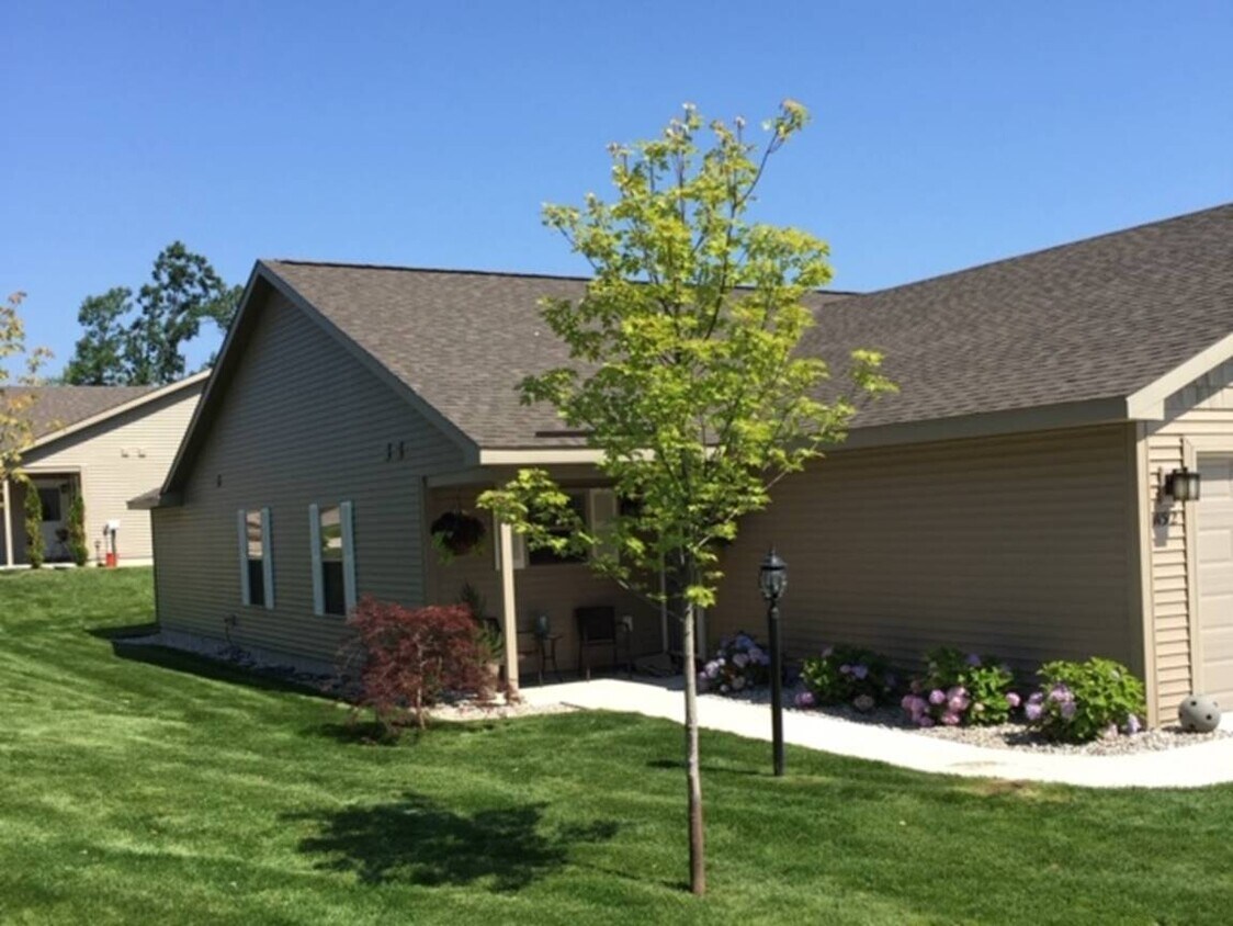 1208 Terrace Bluff Dr, Traverse City, MI 49686 Townhome Rentals in