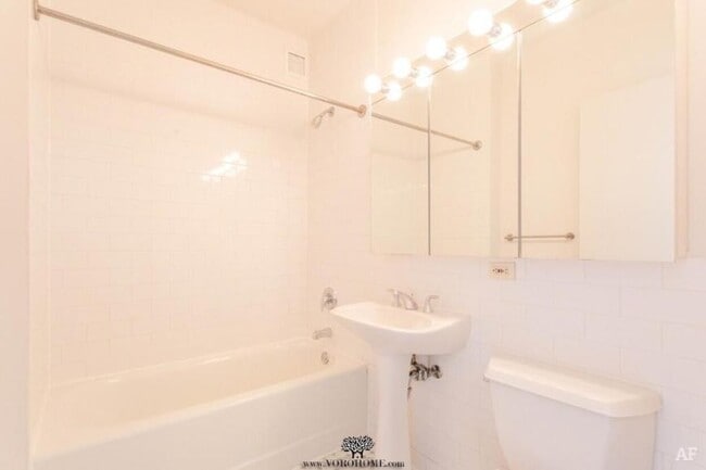 Building Photo - 3 bedroom in NEW YORK NY 10038