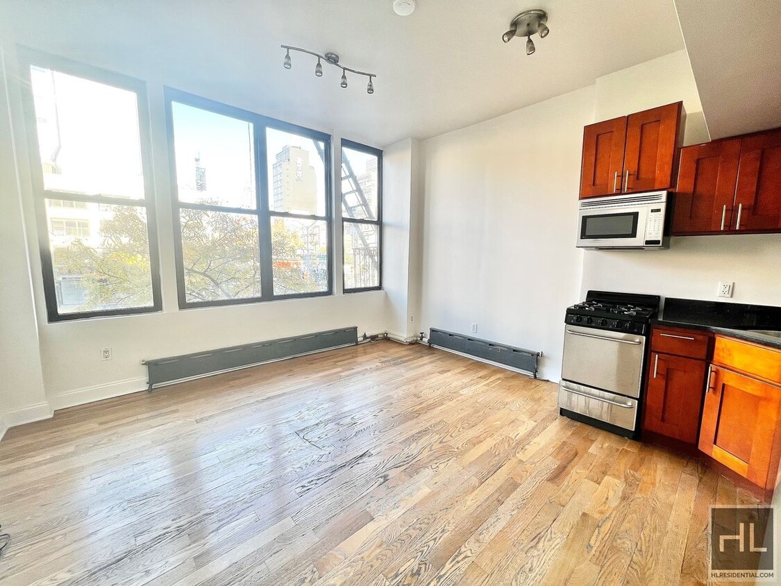 Foto del edificio - Massive and Sunny 1BR in LES!!