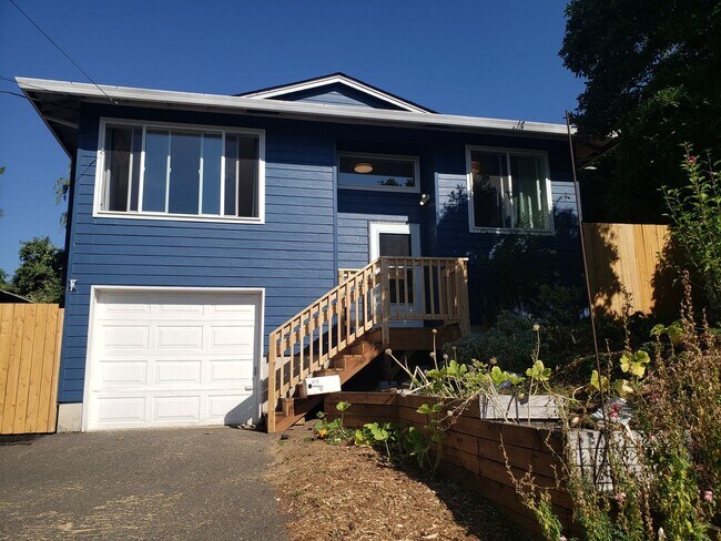 Foto del edificio - Charming Milwaukie House with Beautiful Ba...